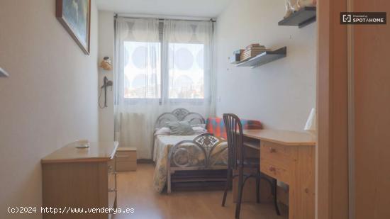  Se alquilan habitaciones en piso de 3 habitaciones en Valdeacederas - MADRID 