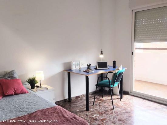  Se alquila habitación en piso de 7 habitaciones en Paterna, Valencia - VALENCIA 