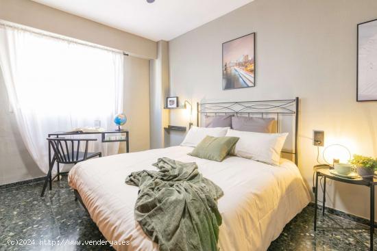  Se alquilan habitaciones en un apartamento de 5 dormitorios en L'Eixample - VALENCIA 