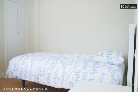  Acogedora habitación con armario independiente en un apartamento de 4 dormitorios, Chamartín - MAD 