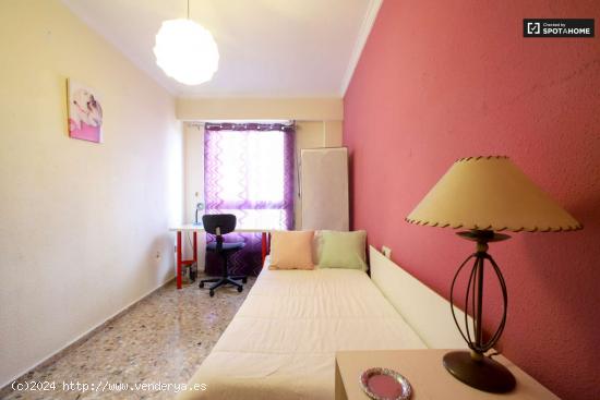 Habitación cómoda en alquiler en el apartamento de 3 dormitorios en Mislata - VALENCIA 