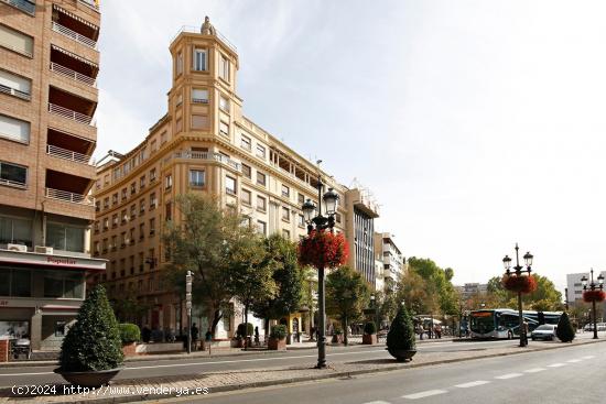  Elegante Piso en Puerta Real, Granada - ¡Vive la Grandeza en el Centro de la Ciudad! - GRANADA 