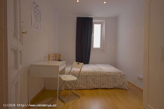  Habitación amueblada con escritorio en piso compartido, Madrid City Center - MADRID 