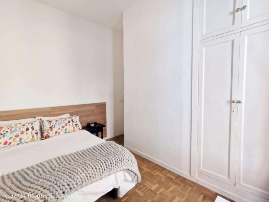  Habitación luminosa con balcón en un apartamento de 4 dormitorios, Latina - MADRID 