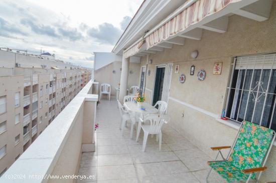  Se alquila Ático de 2 dormitorios con amplia terraza en Torrevieja, incluye plaza de garaje cerrada 