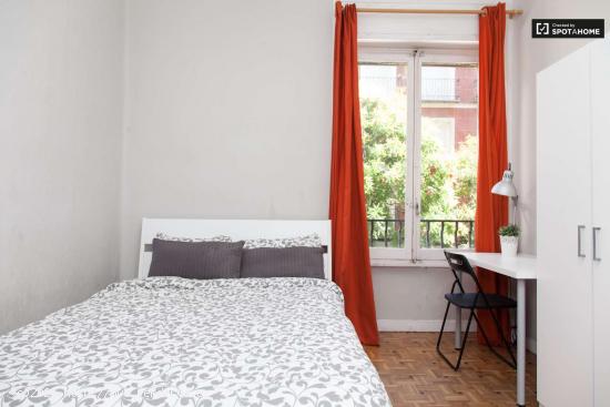  Habitación luminosa con escritorio en un apartamento de 8 habitaciones, Moncloa - MADRID 