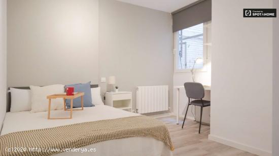  Se alquila habitación en piso de 6 habitaciones en Aluche, Madrid - MADRID 