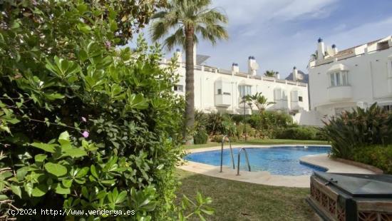  Amplia y soleada casa adosada de 3 plantas en Altos de Puente Romano, Marbella - MALAGA 