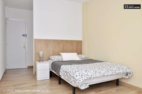  Buena habitación con llave independiente en el apartamento de 8 dormitorios, Eixample - BARCELONA 