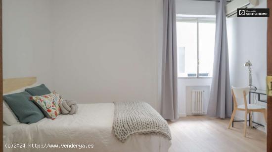  Se alquila habitación en apartamento de 6 habitaciones en Quintana - MADRID 