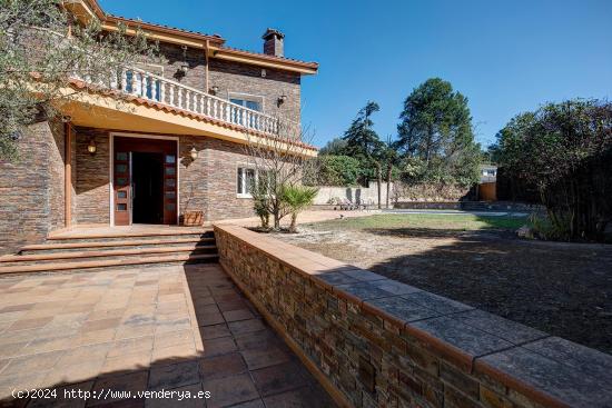  Espectacular casa amb jardí i piscina en un entorn privilegiat - BARCELONA 