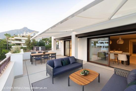  Ático dúplex de 3 dormitorios y 3 baños con solarium y vistas panorámicas a Marbella - MALAGA 