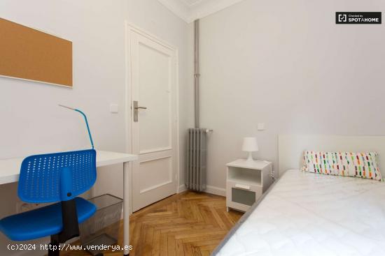  Habitación interior con escritorio en un apartamento de 5 dormitorios, Malasaña - MADRID 