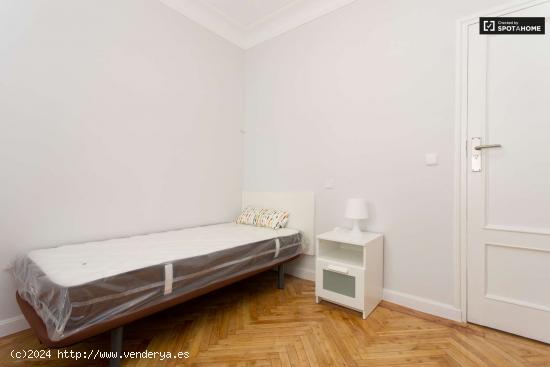  Habitación equipada con armario independiente en piso de 5 habitaciones, Malasaña - MADRID 