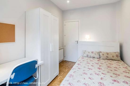  Se alquila habitación en piso de 5 dormitorios en Chamberí - MADRID 