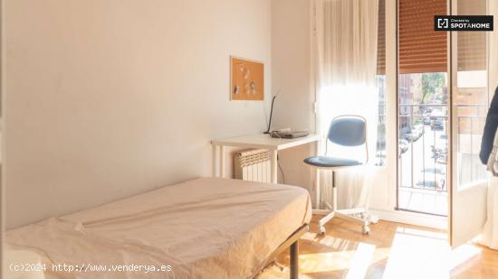  Se alquila habitación en piso de 5 dormitorios en Chamberí - MADRID 