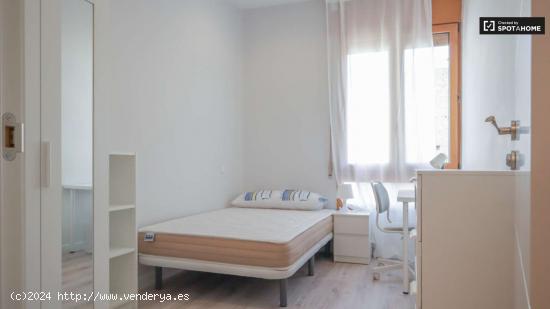  Se alquila habitación en piso de 6 habitaciones en Gaztambide, Madrid - MADRID 