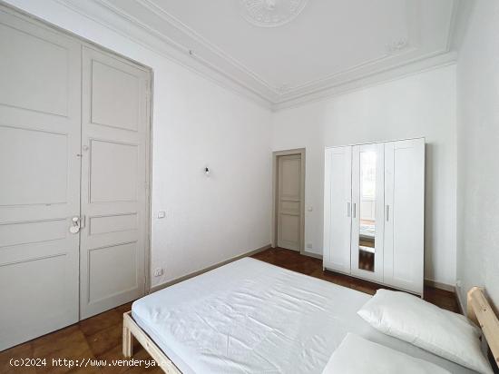  Habitación disponible en un piso compartido - BARCELONA 