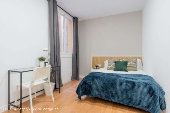  Se alquila habitación en piso de 11 habitaciones en Madrid - MADRID 