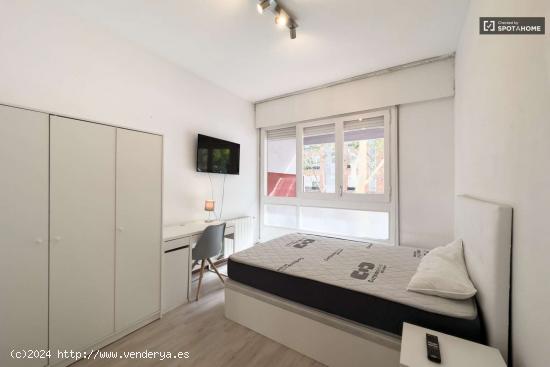  Se alquila habitación en piso de 4 habitaciones en Pedralbes,Barcelona - BARCELONA 
