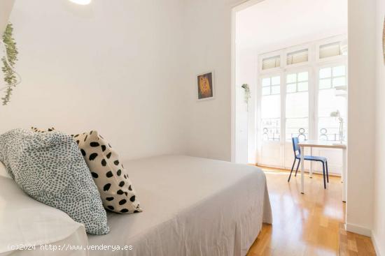  Se alquila habitación en piso de 8 habitaciones en Vila de Gràcia - BARCELONA 