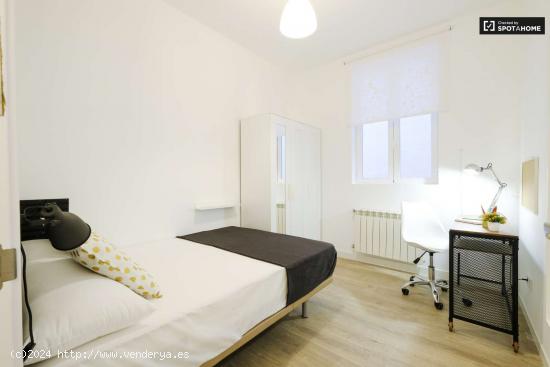  Se alquila habitación en piso de 5 habitaciones en Chueca - MADRID 