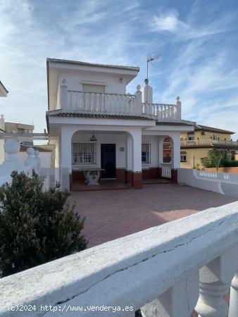  Beautiful detached villa of about 400 m2 of plot of which there are about 250 m2 built. - HUELVA 