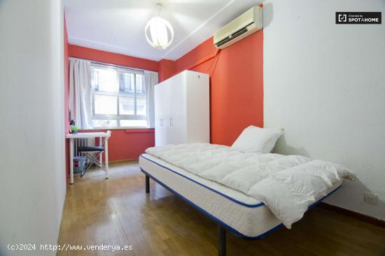  Habitación equipada con armario independiente en un apartamento de 6 dormitorios, Chueca - MADRID 