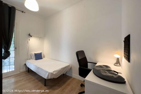  ¡Habitaciones en alquiler en un apartamento de 7 habitaciones en Barcelona! - BARCELONA 
