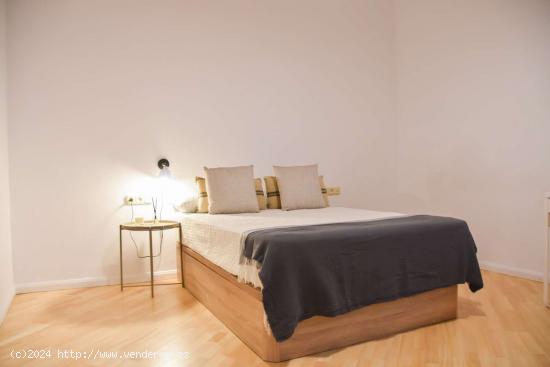  Habitaciones para alquilar en apartamento de 4 dormitorios en Barcelona - BARCELONA 