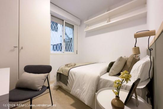  Se alquilan habitaciones en apartamento de 6 dormitorios en Barcelona - BARCELONA 
