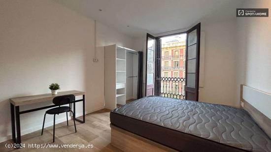  Amplia habitación en alquiler con baño privado en Ciutat Vella, Barcelona - BARCELONA 