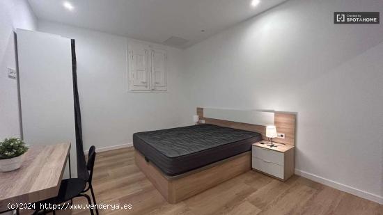  Amplia habitación en alquiler con baño privado en Ciutat Vella, Barcelona - BARCELONA 