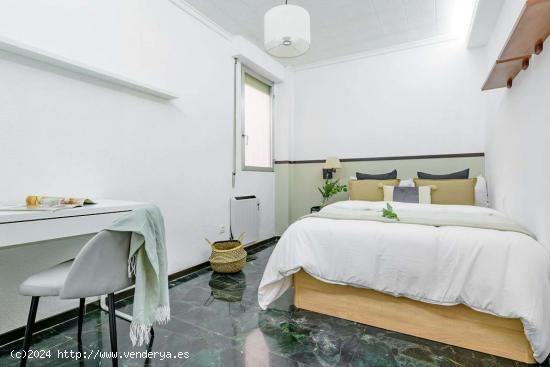  Se alquila habitación en piso de 7 habitaciones en el Ensanche - VALENCIA 