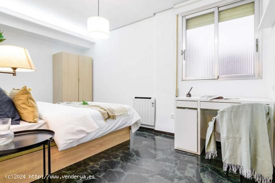  Se alquila habitación en piso de 7 habitaciones en el Ensanche - VALENCIA 