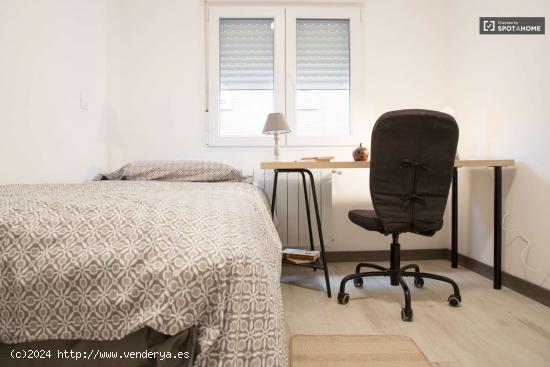  Se alquila habitación en apartamento de 3 dormitorios en Usera - MADRID 