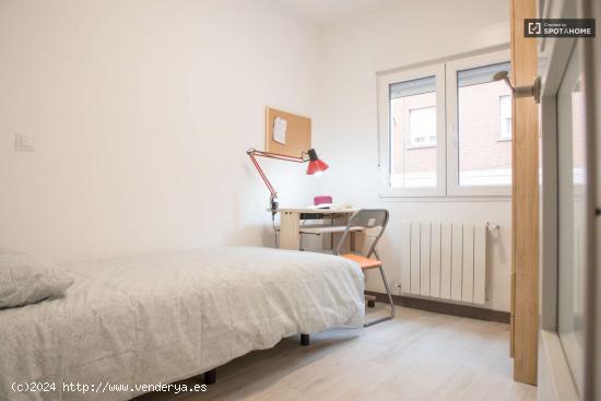  Se alquila habitación en apartamento de 3 dormitorios en Usera - MADRID 