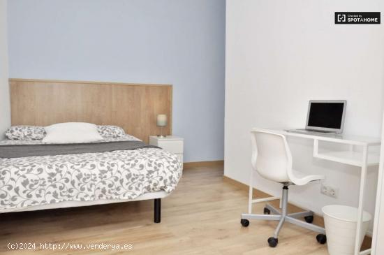  Habitación luminosa con escritorio en un apartamento de 8 habitaciones, Eixample - BARCELONA 