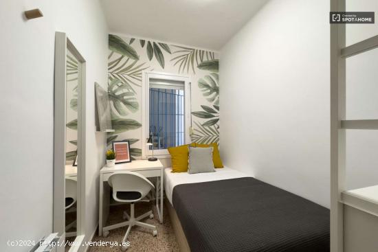  Se alquila habitación en piso de 5 dormitorios en Eixample - BARCELONA 
