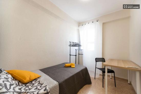  Se alquilan habitaciones en apartamento de 4 habitaciones en Torrefiel - VALENCIA 