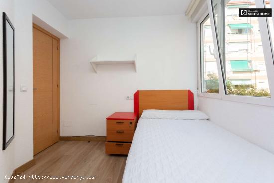  Habitación íntima con escritorio en un apartamento de 4 dormitorios, Getafe - MADRID 