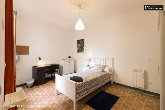  Se alquila habitación en piso de 4 habitaciones cerca de La Rambla en el centro del Barri Gòtic -  