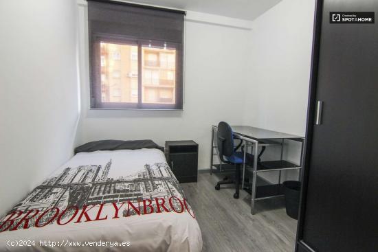  Acogedora habitación con armario independiente en un apartamento compartido, Camins al Grau - VALEN 