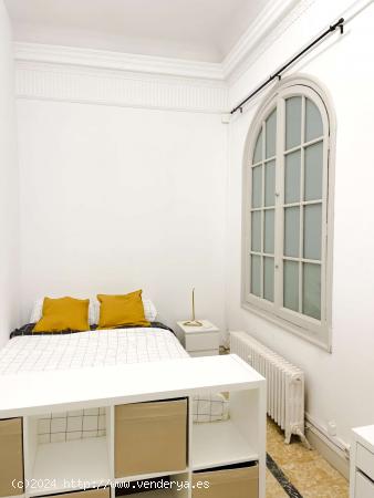  Se alquila habitación en piso de 8 habitaciones en Sant Gervasi - Galvany - BARCELONA 
