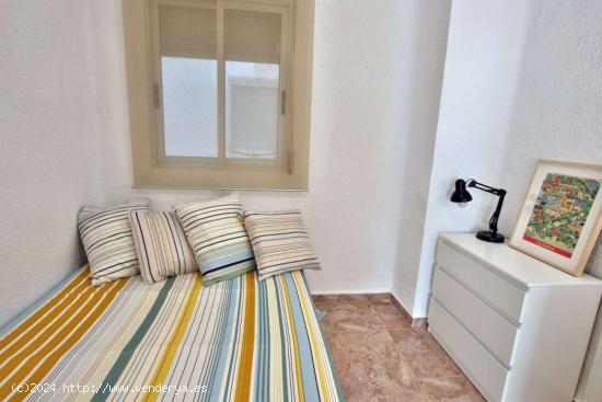  Se alquila habitación en piso de 4 habitaciones en Mestalla, Valencia - VALENCIA 