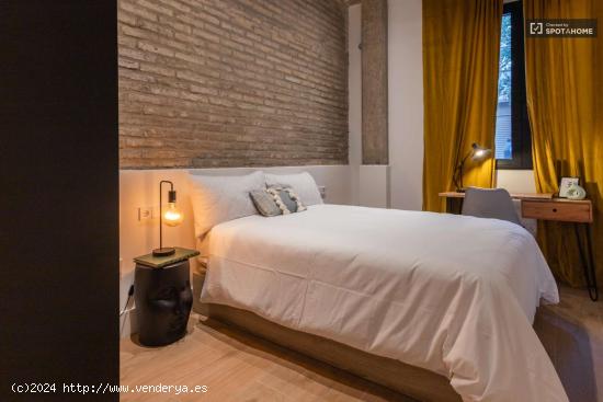  Se alquila habitación en piso de 6 habitaciones en Valencia - VALENCIA 