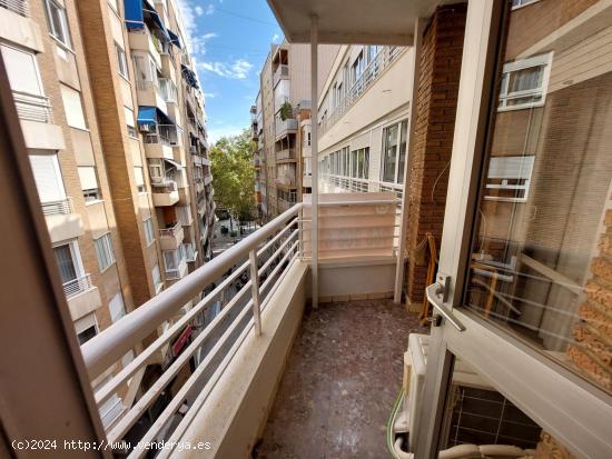  Piso de 4 habitaciones y 2 baños en Murcia Centro - MURCIA 