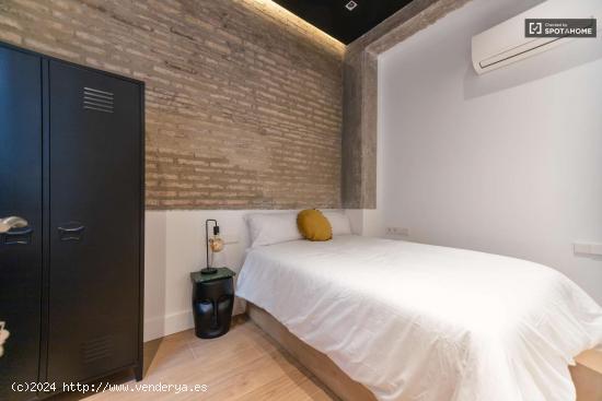  Se alquila habitación en piso de 6 habitaciones en Valencia - VALENCIA 