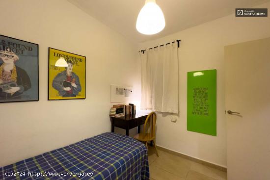  Se alquila habitación en piso de 3 habitaciones en Sants - BARCELONA 