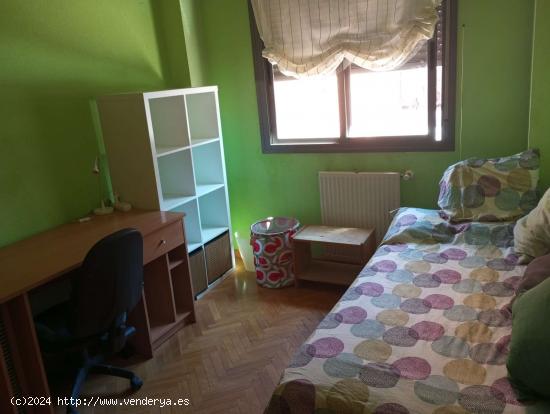  Se alquila habitación en piso de 4 habitaciones en Portazgo, Madrid - MADRID 